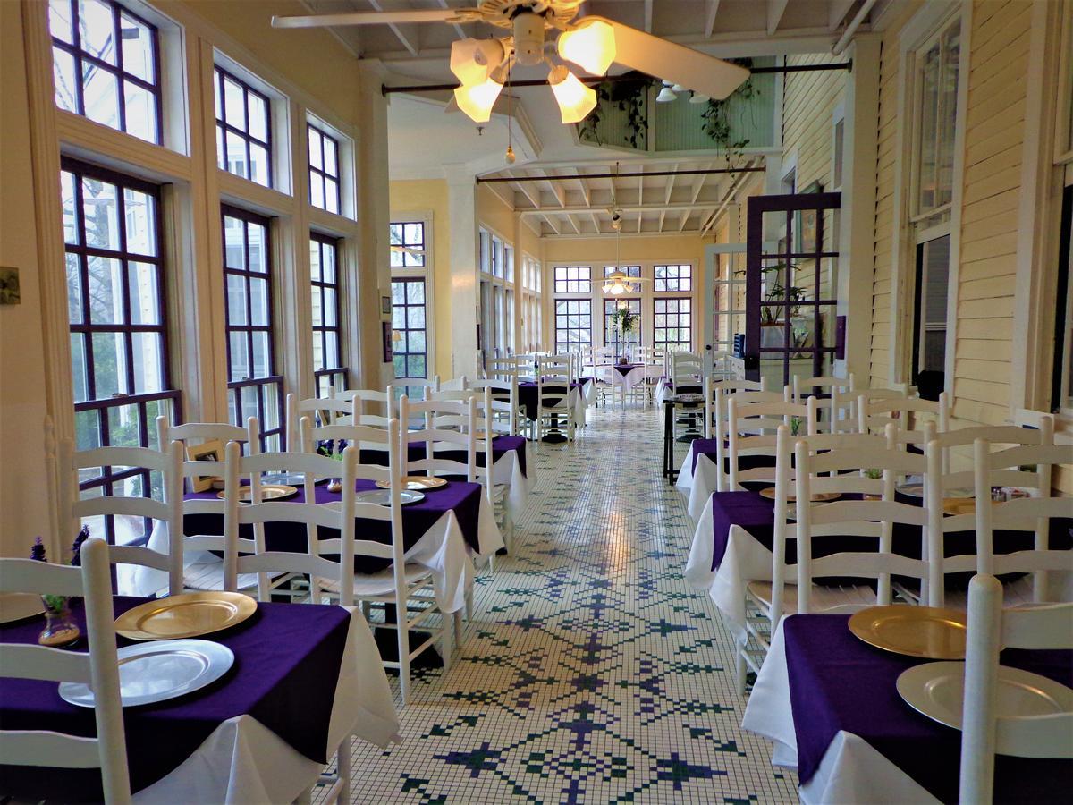 Grand Old Lady Hotel Уэйнсвилл Экстерьер фото
