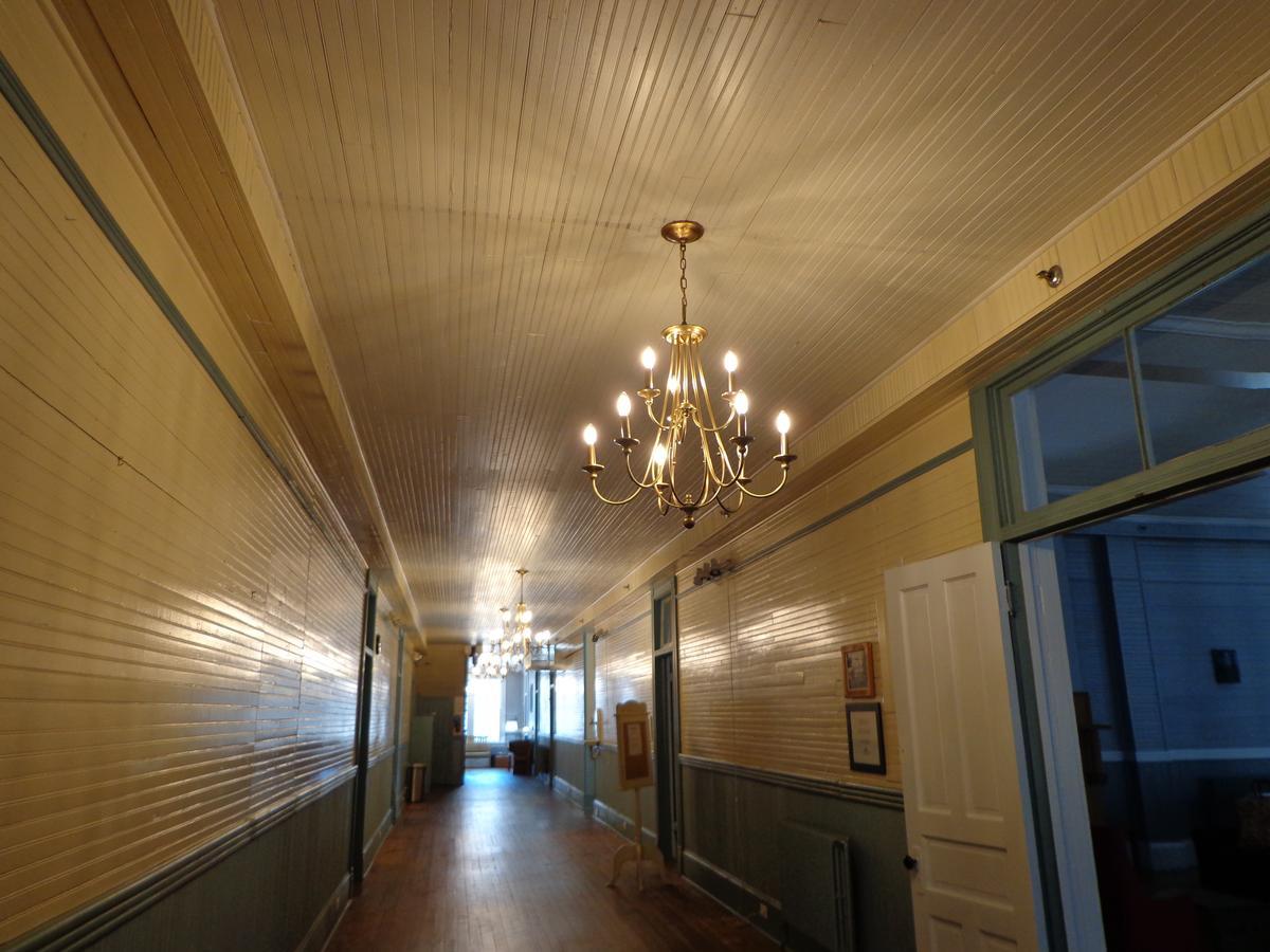 Grand Old Lady Hotel Уэйнсвилл Экстерьер фото