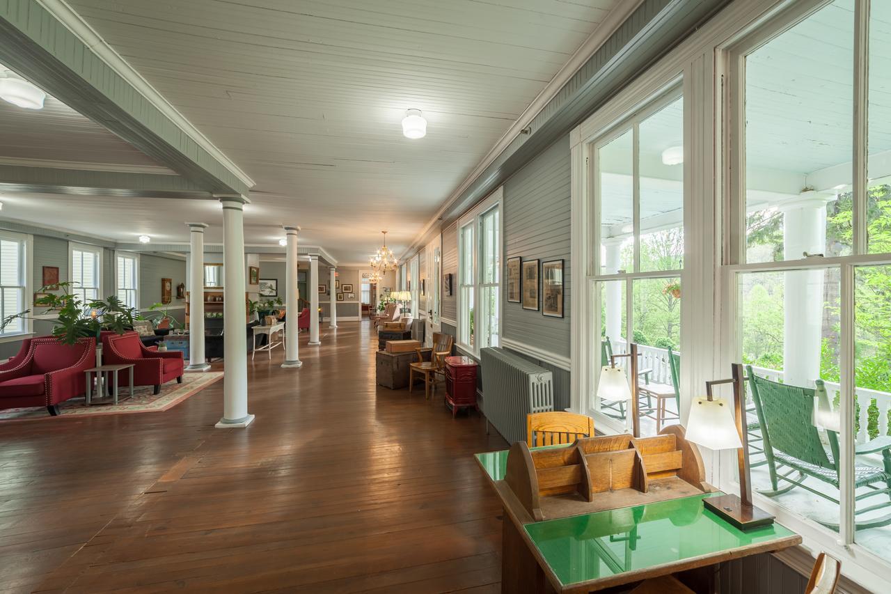 Grand Old Lady Hotel Уэйнсвилл Экстерьер фото