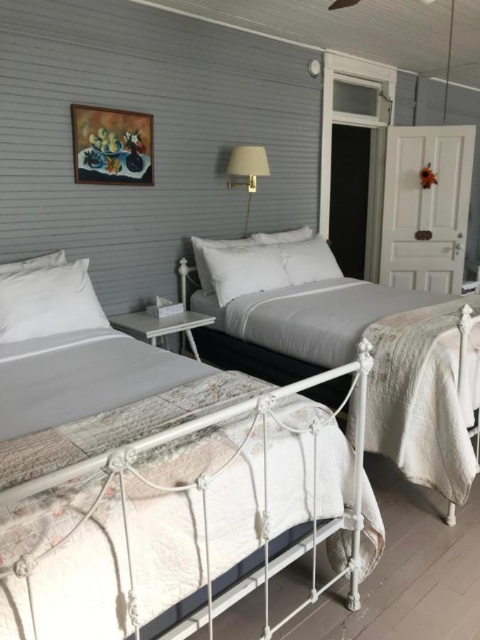 Grand Old Lady Hotel Уэйнсвилл Экстерьер фото