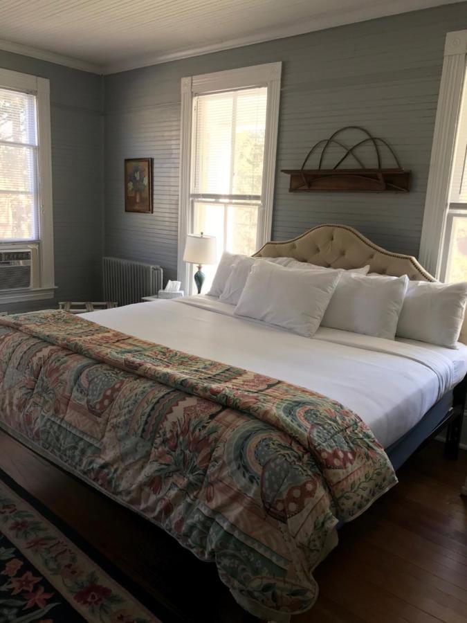 Grand Old Lady Hotel Уэйнсвилл Экстерьер фото