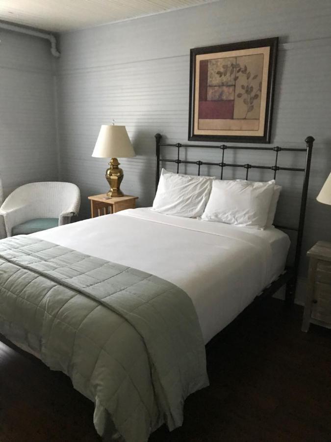 Grand Old Lady Hotel Уэйнсвилл Экстерьер фото